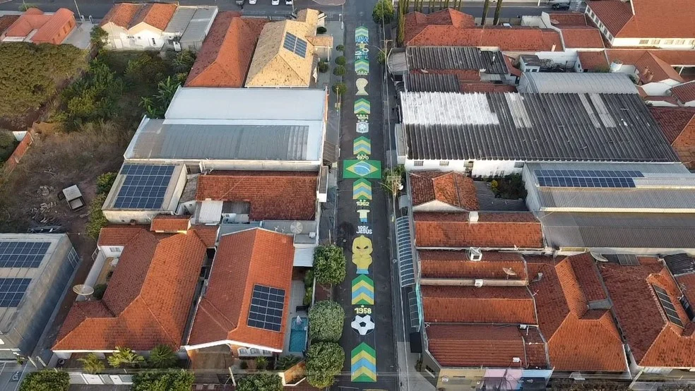 Pintura na rua de Irapuã formando uma Linha do tempo da Seleção com as cores do Brasil