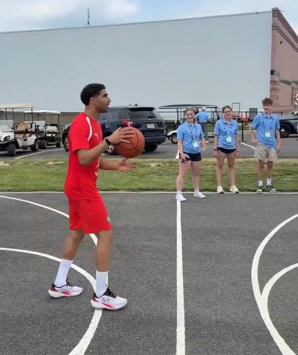 Hakimi joga basquete antes de treino do Marrocos em quadra do CT