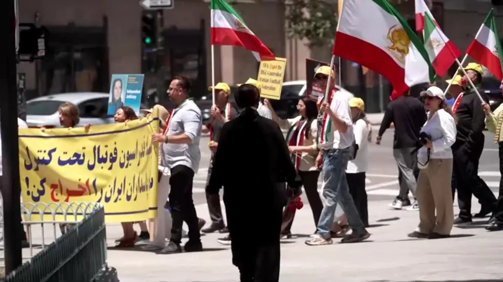 Protesto em Los Angeles antes da Seleção do Irã