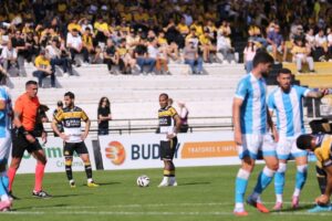Rómulo Otero cobrando falta pelo Criciúma