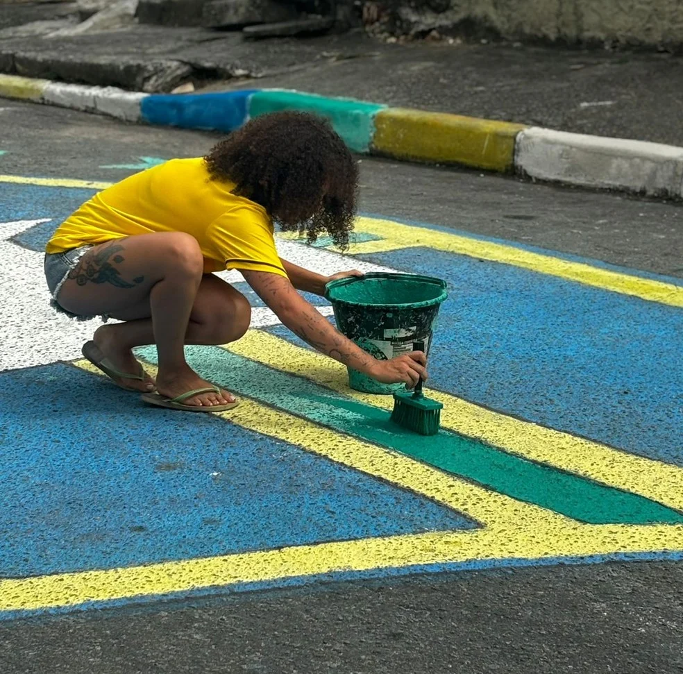 Pintura de ruas em verde e amarelo no Rio de Janeiro — pintura de ruas para a Copa