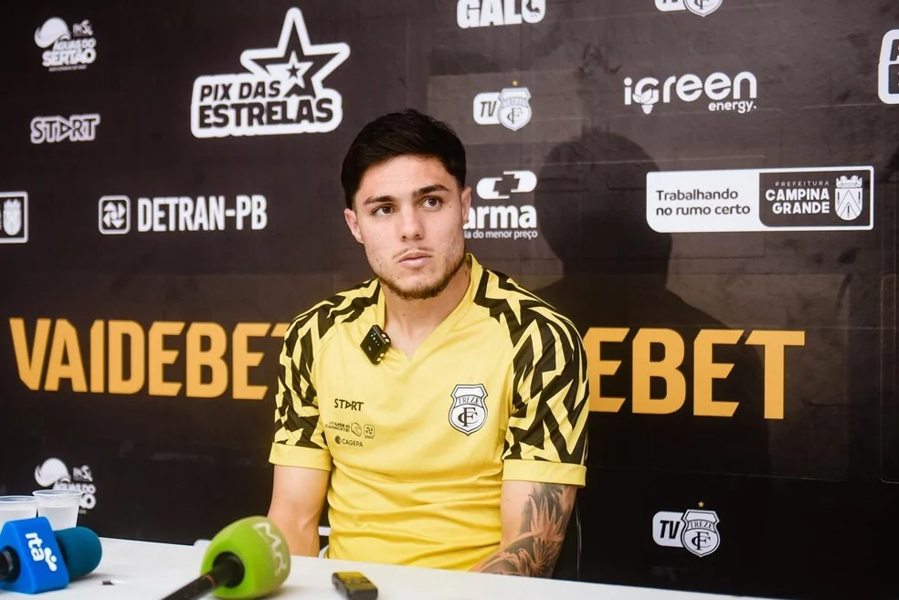 Vinícius Michelon em apresentação pelo Treze