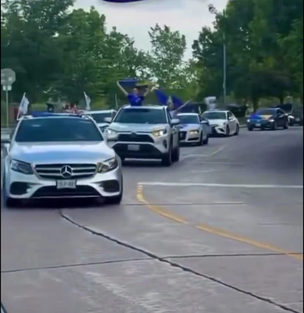 Torcedores da Bósnia na Copa em carreata por Toronto