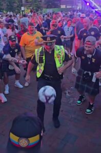 Policial faz embaixadinhas na Fan Fest de Boston