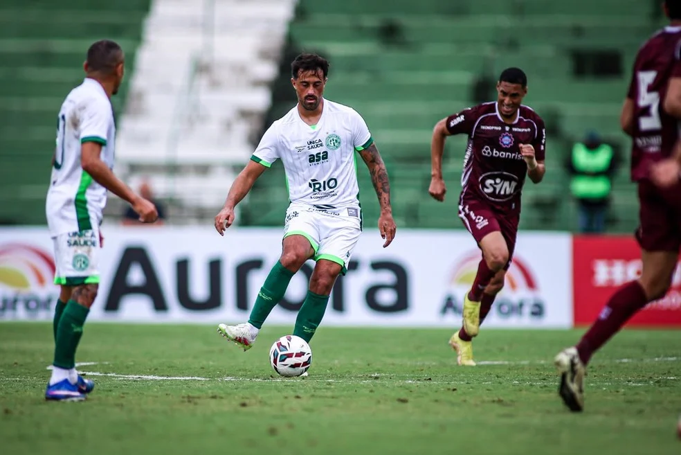 Maurício Antônio em ação — suspensão no Guarani