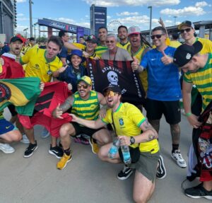 Odair Hellmann exaltado por torcedores no MetLife Stadium