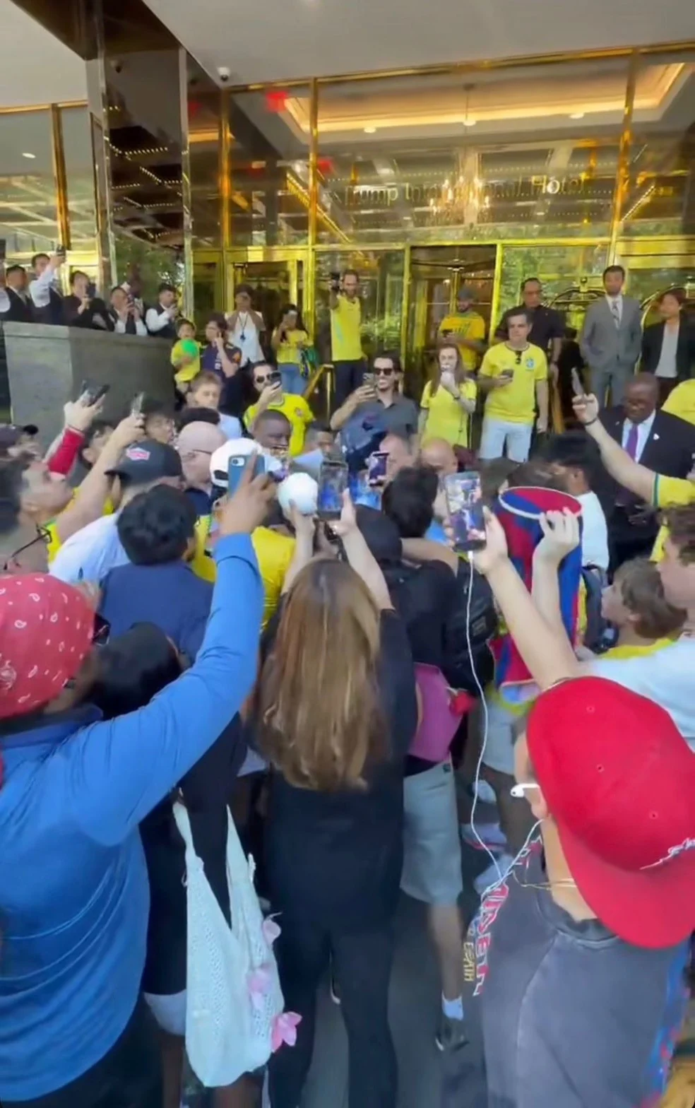 Ronaldinho Gaúcho em frente a hotel em Nova York