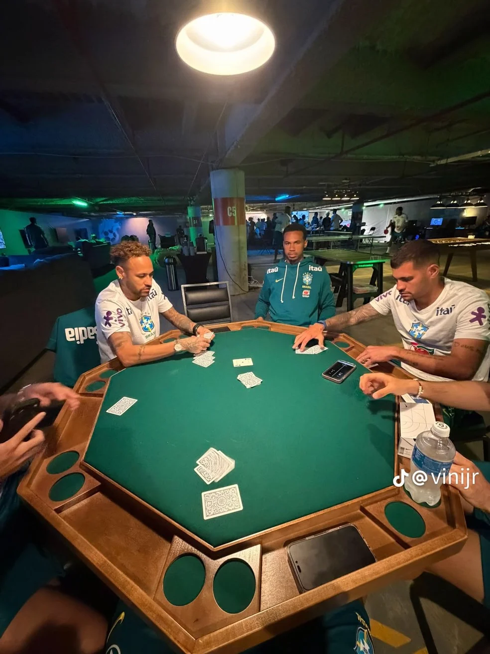 Vini Jr posta foto jogando cartas com Neymar na concentração da Seleção