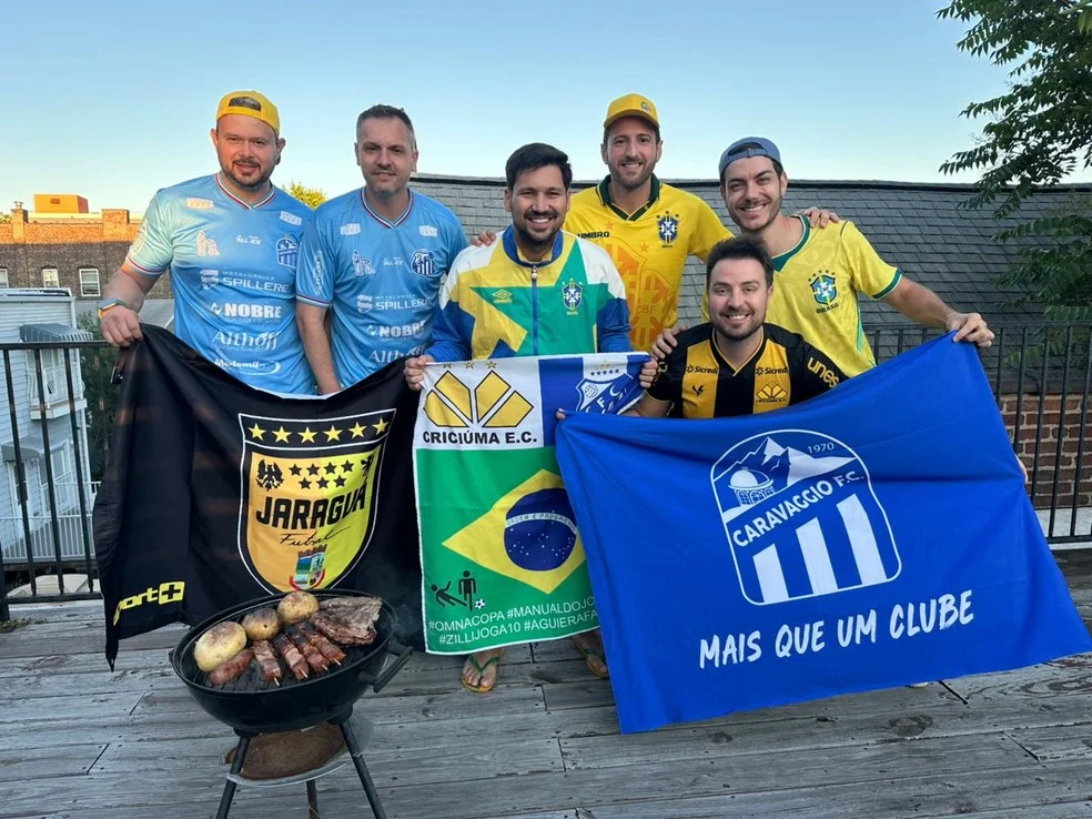 Os Guri na Copa com bandeira do Caravaggio
