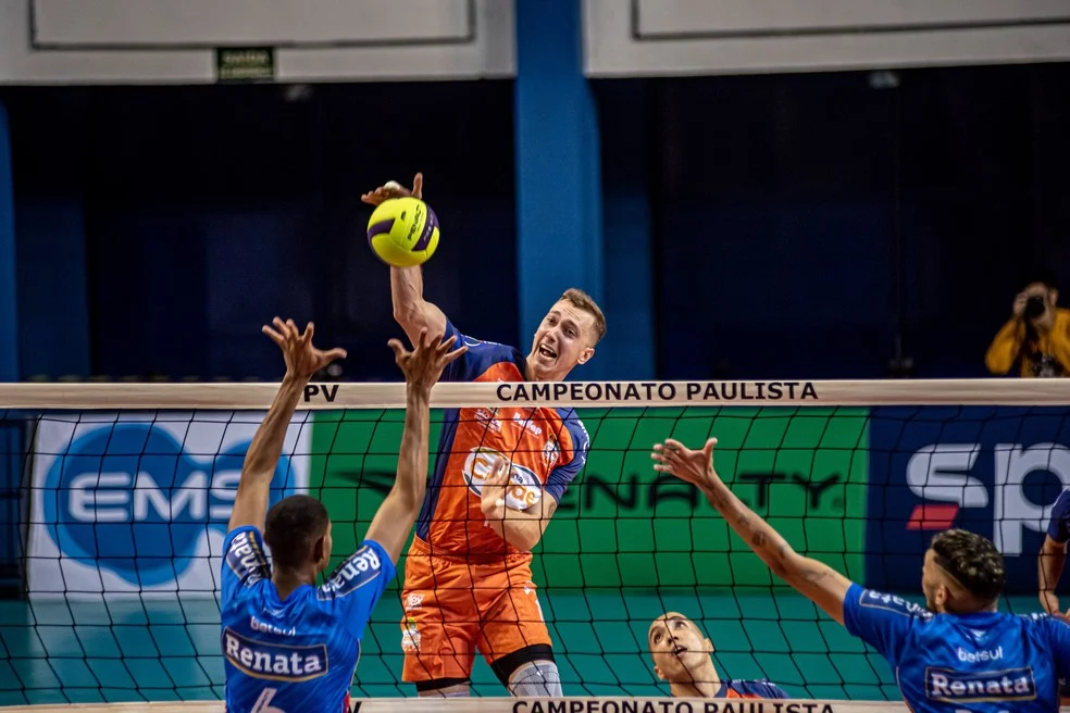 Johan Marengoni em ação pelo Vôlei São José