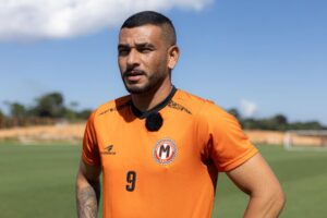 Rafael Ibiapino comemora gol e foca no mata-mata da Série D