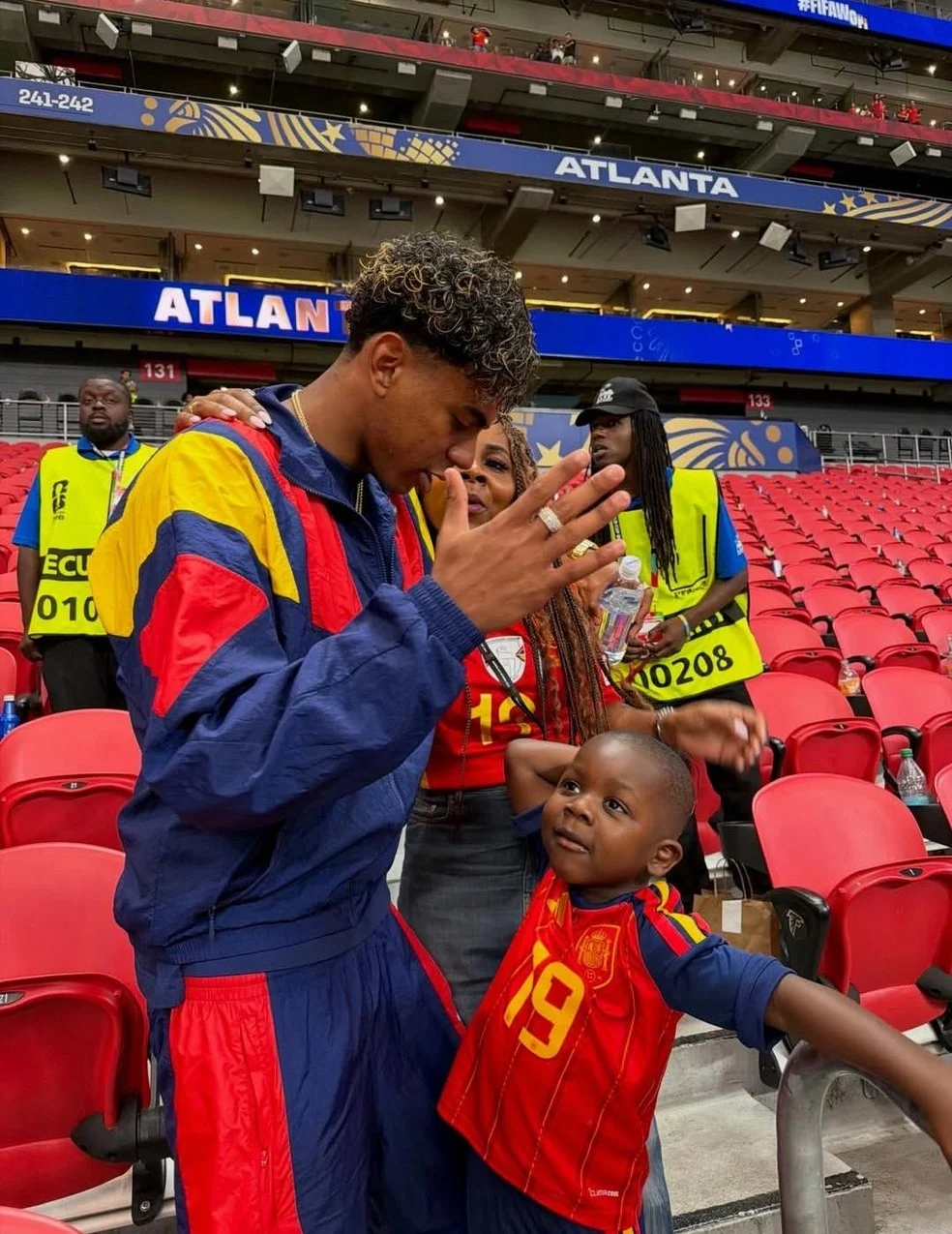 Lamine Yamal com o irmão Keyne no estádio