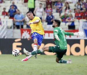 Luiz Fernando e o goleiro Gustavo em disputa: ataque do Fortaleza em evidência