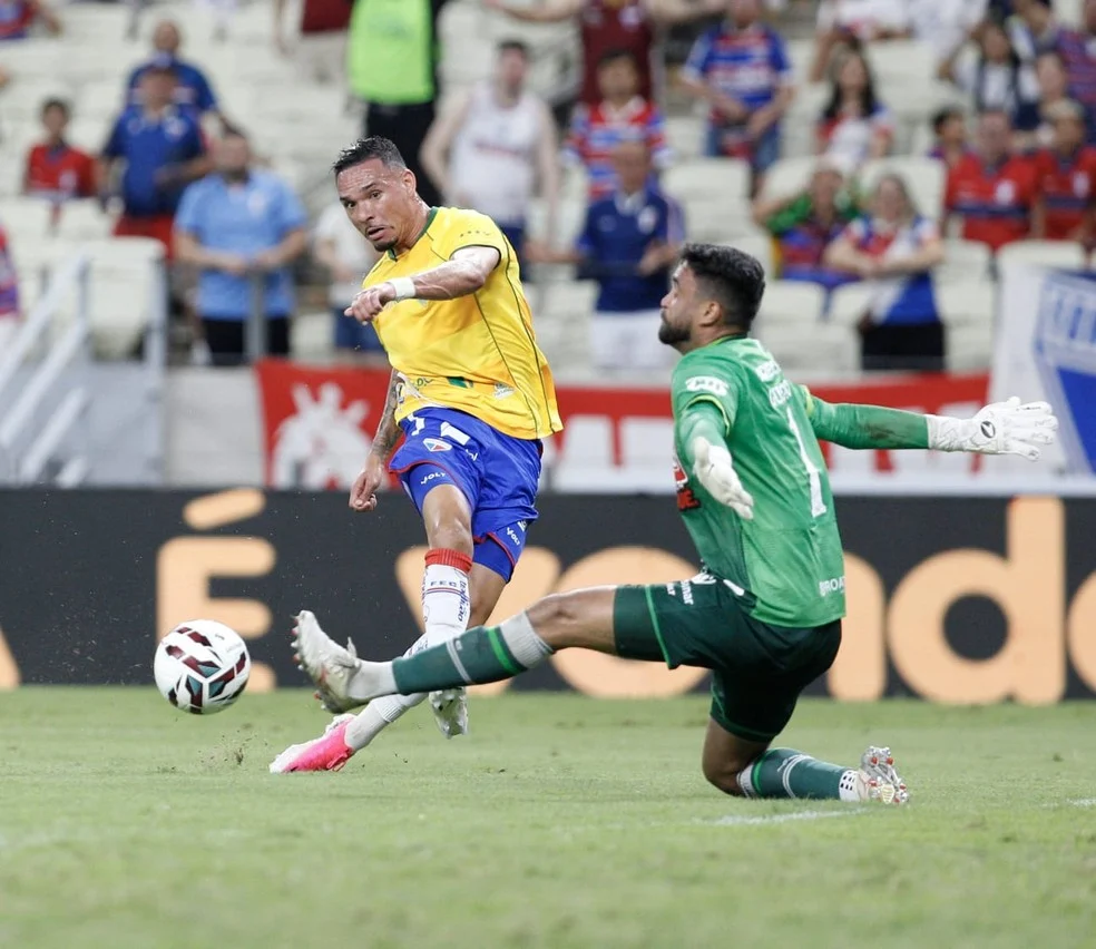 Luiz Fernando e o goleiro Gustavo em disputa: ataque do Fortaleza em evidência