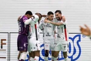 Joinville e São Lourenço em comemoração após empate