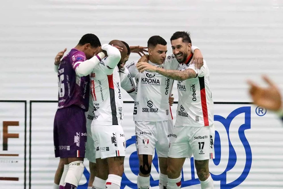 Joinville e São Lourenço em comemoração após empate