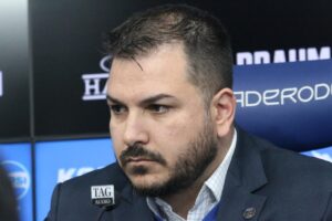 Rafael Lima durante coletiva sobre atrasos salariais