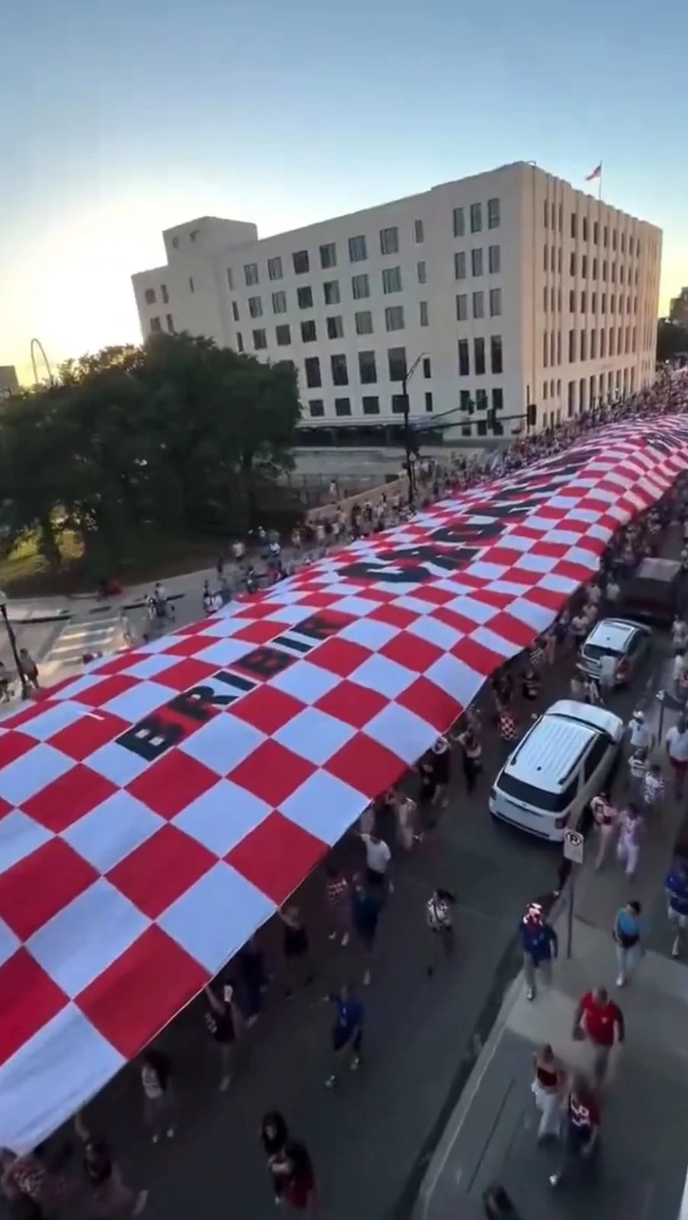 Torcida da Croácia em Dallas com bandeira gigante