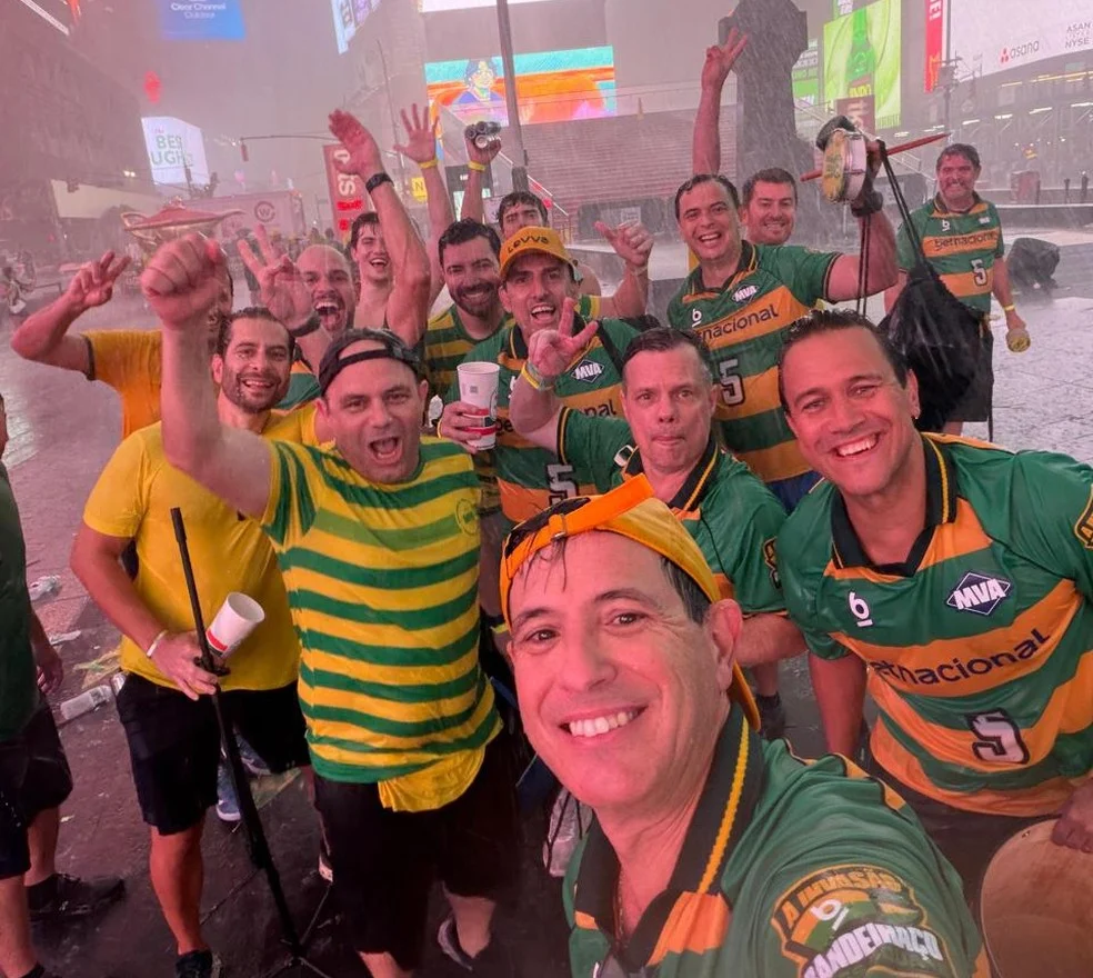 Grupo de Campinas reunido na Times Square celebrando samba e Copa