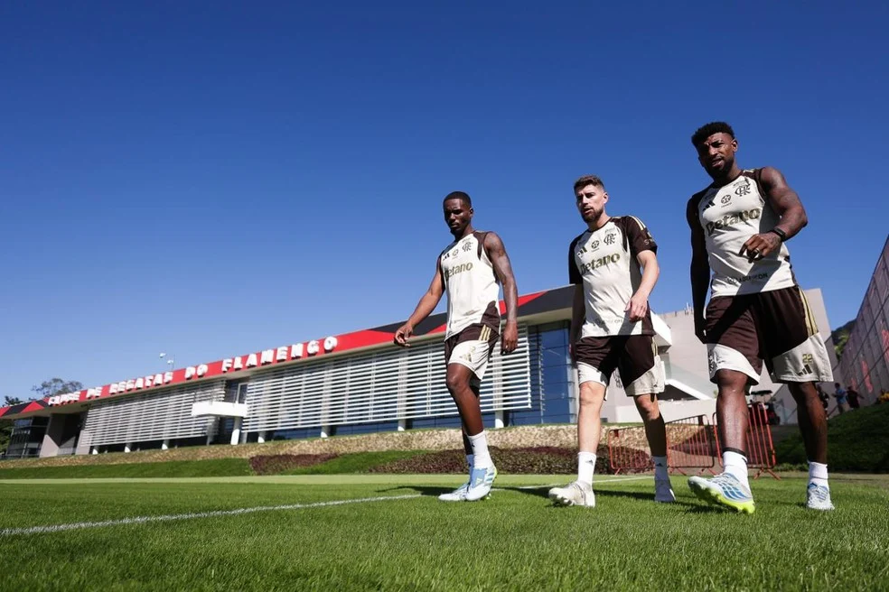 Elenco do Flamengo durante reapresentação no Ninho do Urubu