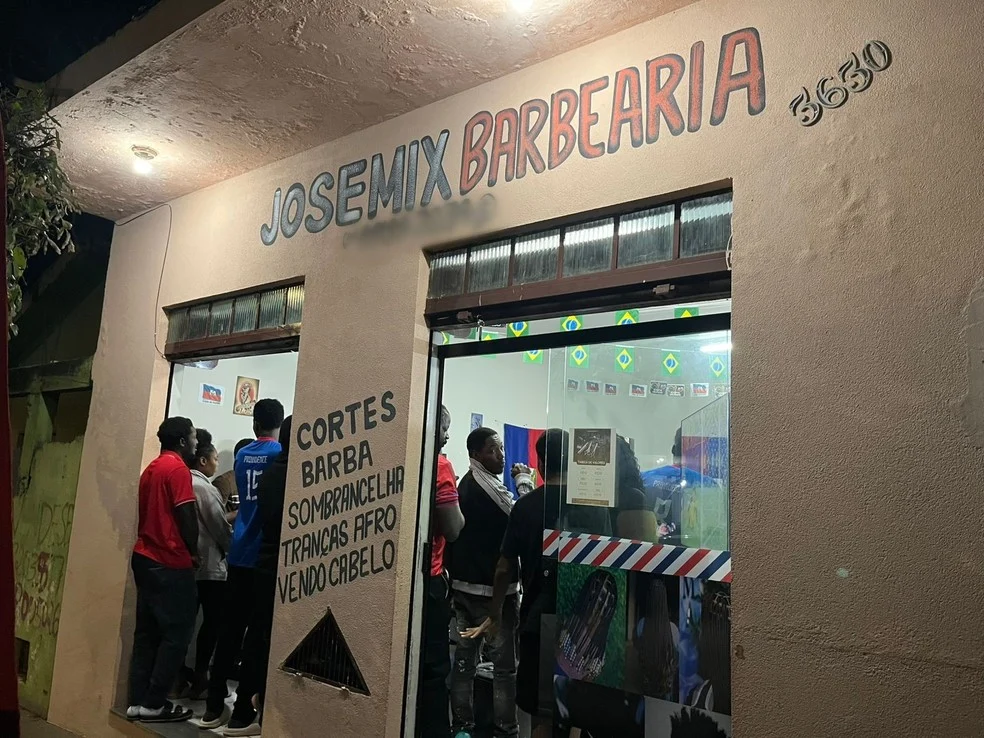 Haitianos em Uberlândia reunidos em barbearia