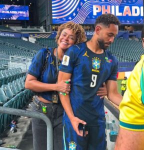 Mãe de Matheus Cunha comemorando gol no estádio