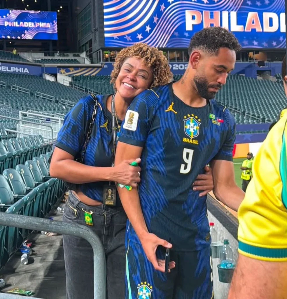 Mãe de Matheus Cunha comemorando gol no estádio