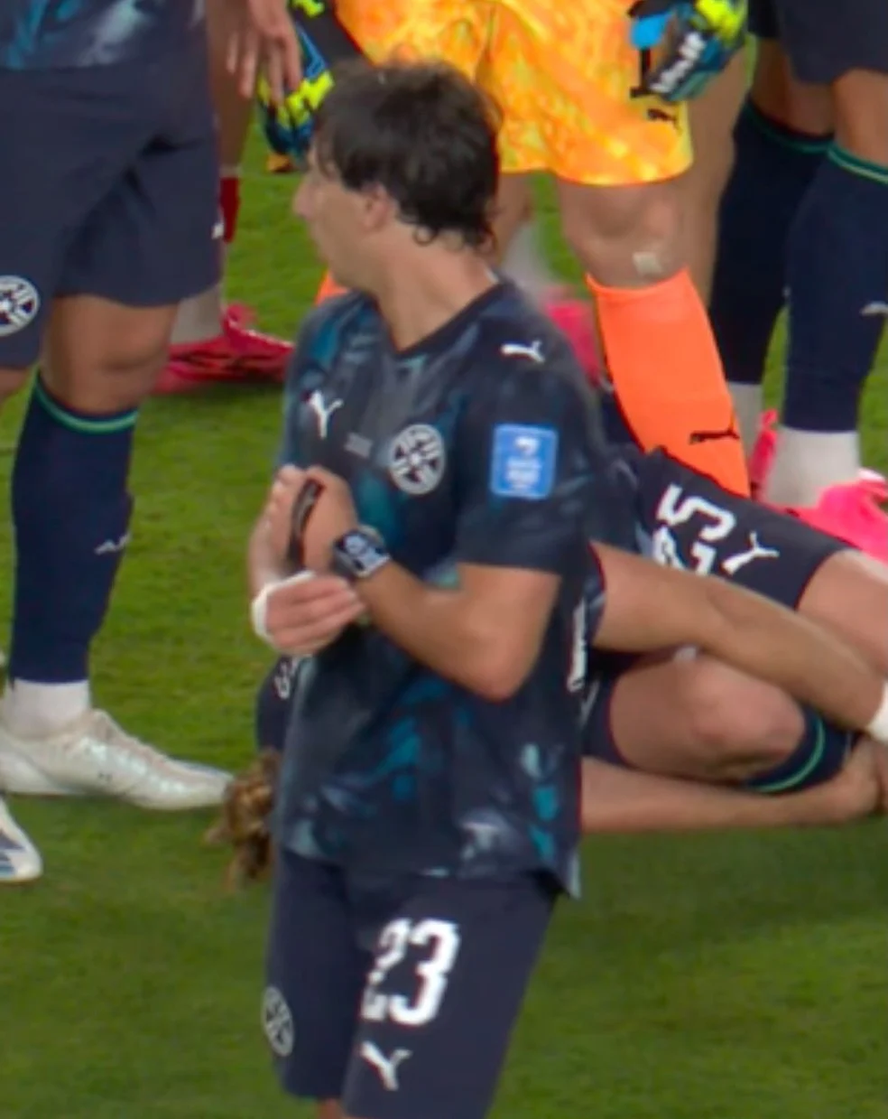 Galarza pega relógio do juiz durante partida