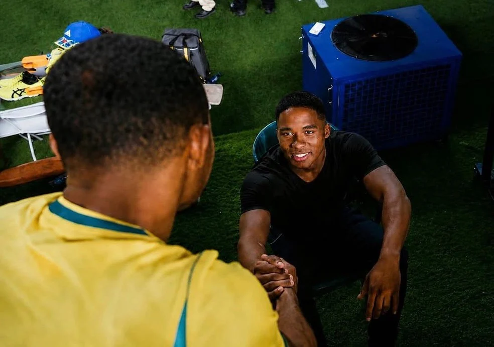 Pai de Endrick com o filho durante a Copa