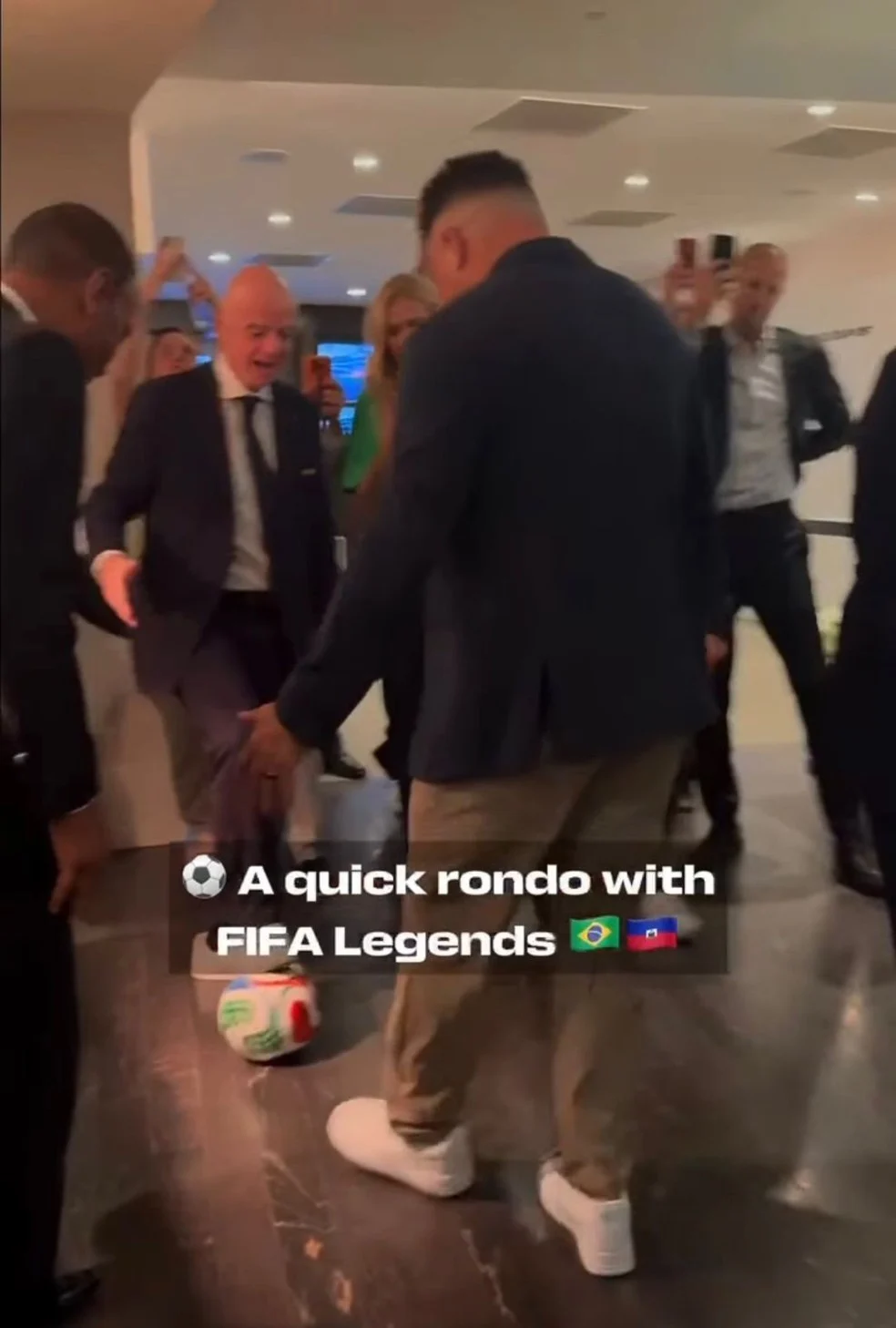 Gianni Infantino participa de roda de bobinho com Ronaldo Fenômeno