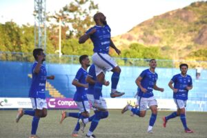 Vitória-ES Série D: jogadores comemoram gol após pênalti convertido por Tony