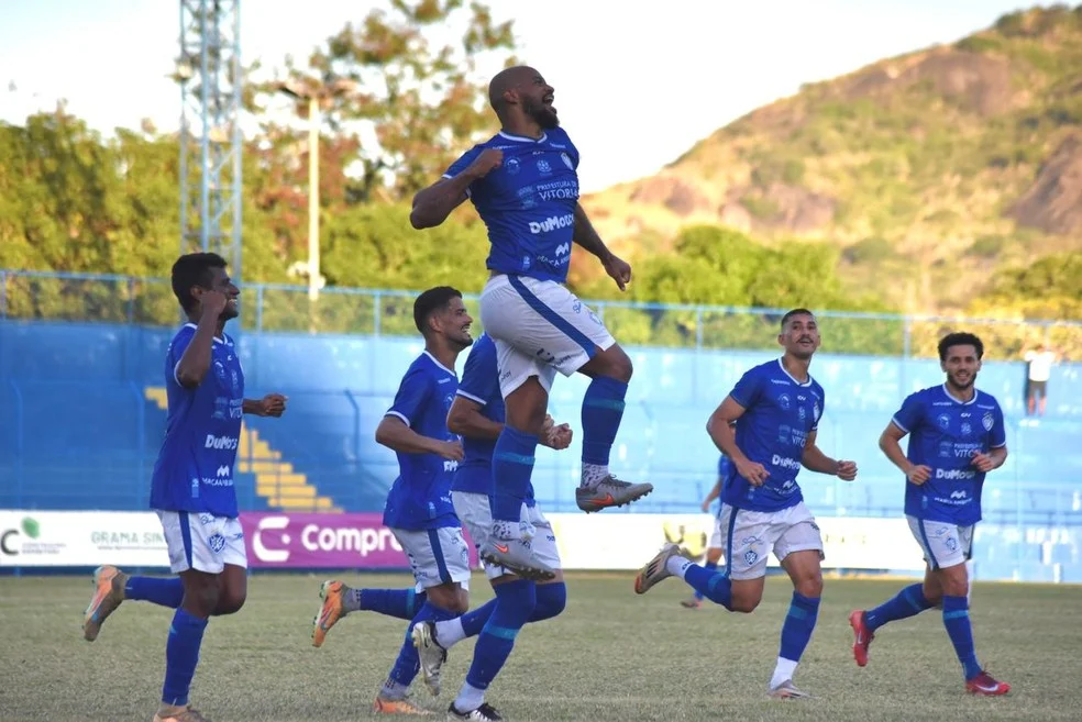 Vitória-ES Série D: jogadores comemoram gol após pênalti convertido por Tony