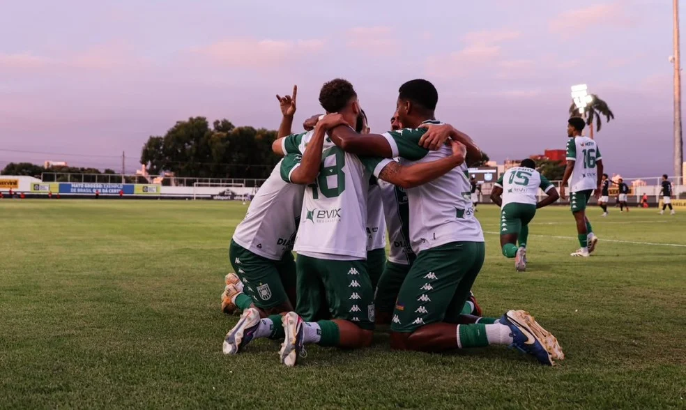 Gama vence Mixto no Dutrinha — comemoração dos jogadores