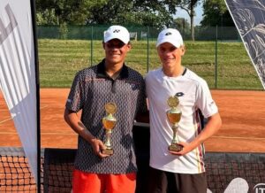 Livas Damázio durante premiação em Gladbeck