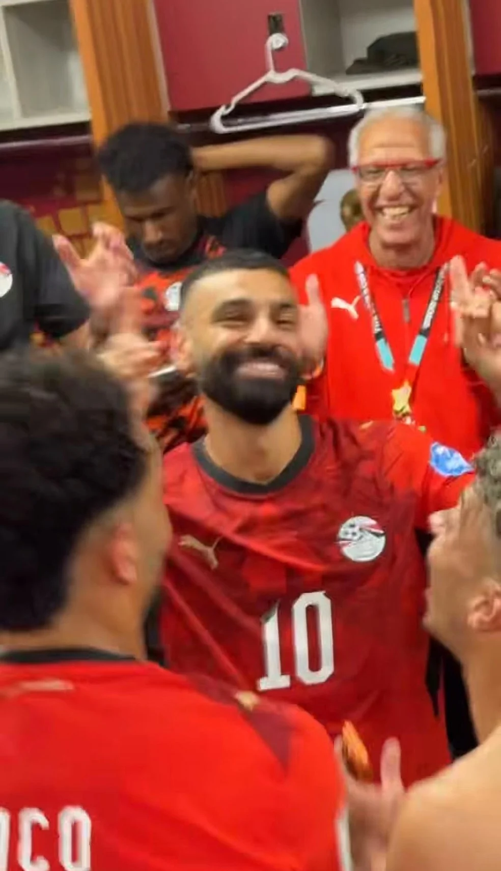 Salah dança no vestiário após vitória do Egito na Copa