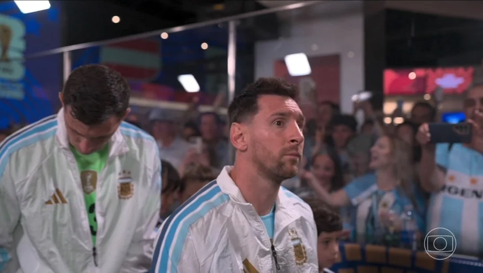 Messi aguardando pela Áustria e Argentina no túnel