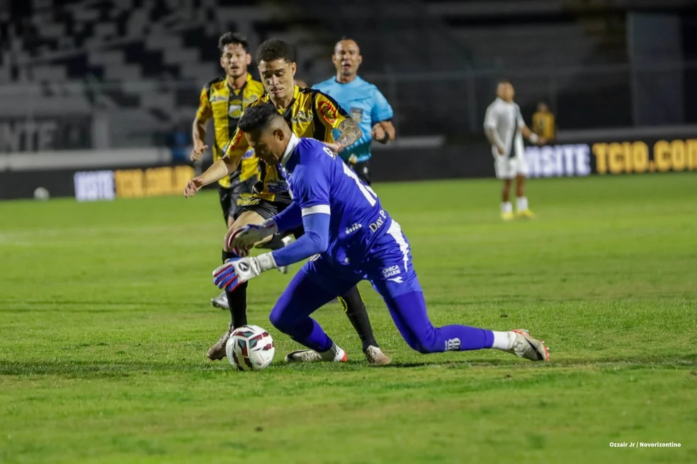 Diogo Silva em lance que originou o gol Ponte Preta Novorizontino