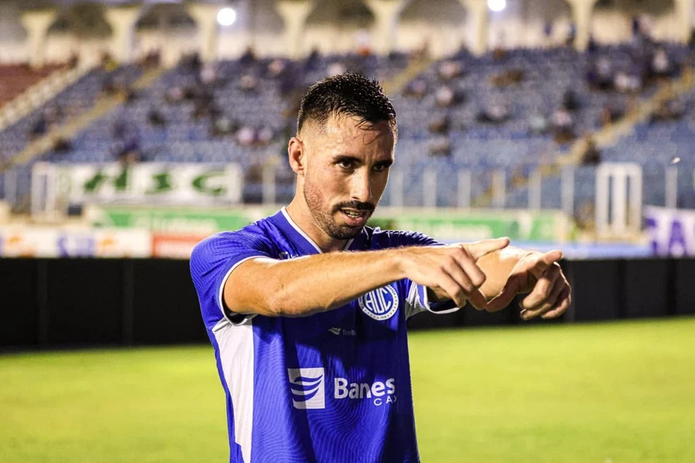 Maikon Aquino comemorando gol pelo Confiança