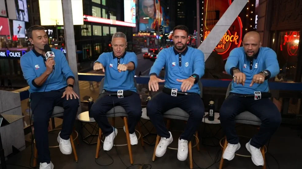 Paulo Nunes, Renato Augusto e Felipe Melo imitam remada — Noruega na Copa