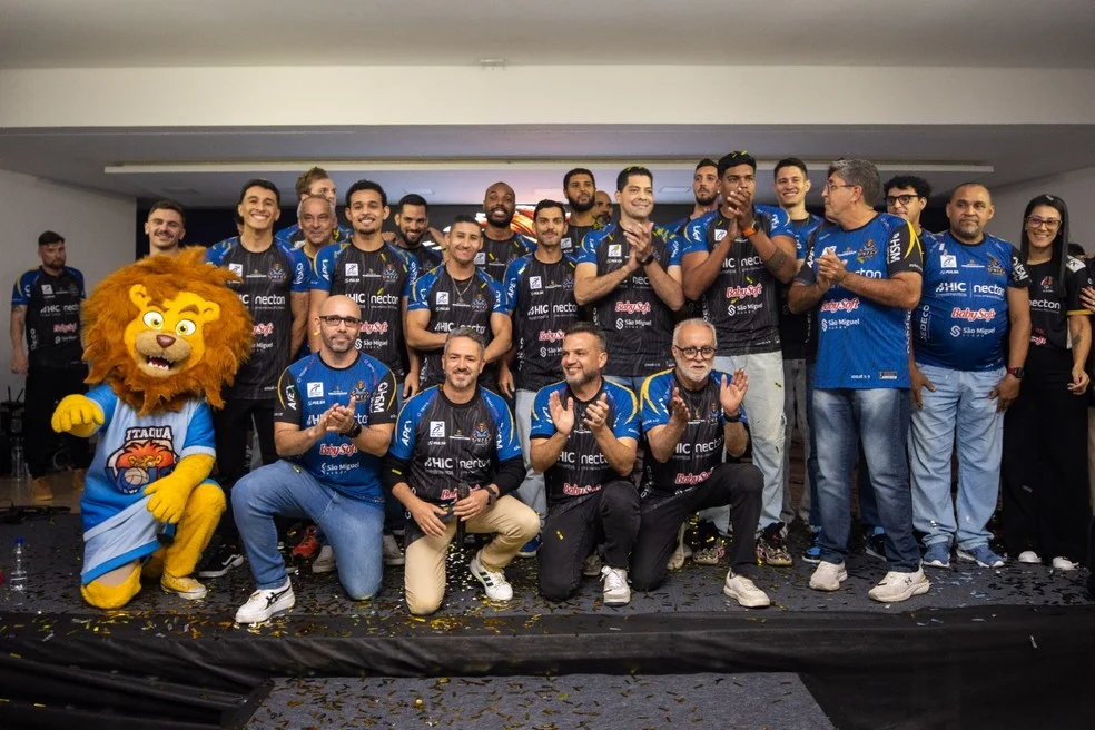 Apresentação do elenco do Vôlei Itaquá em Itaquaquecetuba