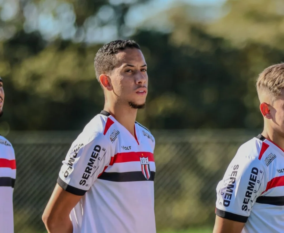 Matheus Mineiro em ação pelo Botafogo-SP — volante do sub-20