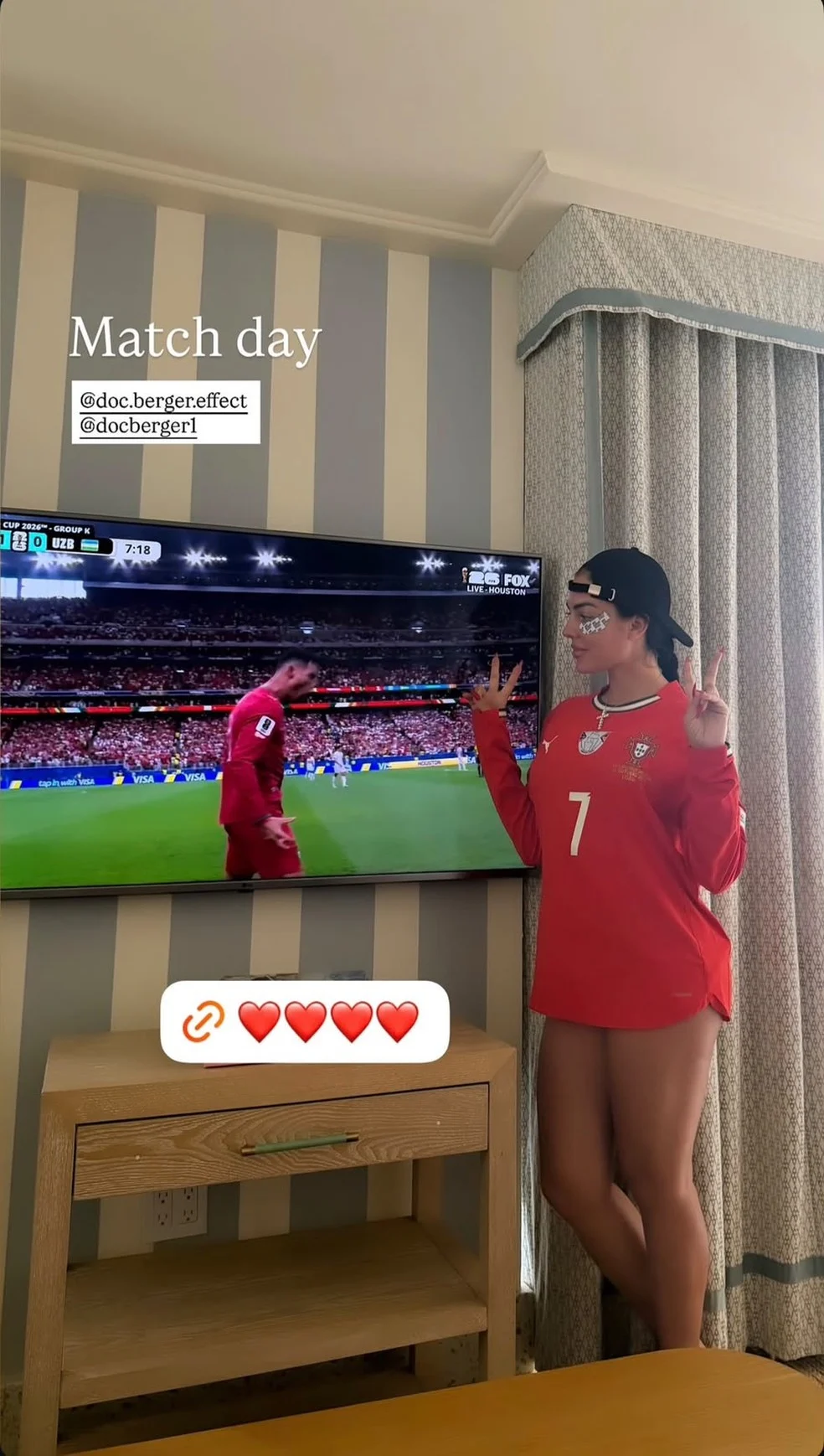Georgina Rodríguez assistindo ao jogo de Cristiano Ronaldo em casa