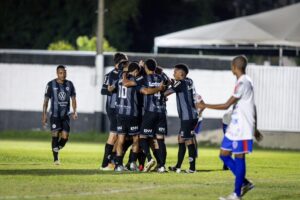 Torcida e jogadores comemoram: Resende avança na Copa Rio após goleada