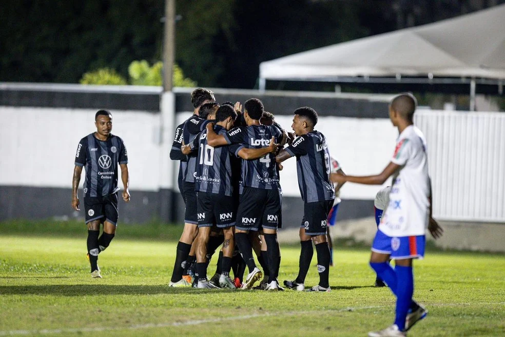 Torcida e jogadores comemoram: Resende avança na Copa Rio após goleada