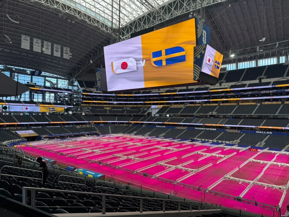 Campo rosa no gramado de Dallas antes de Japão x Suécia