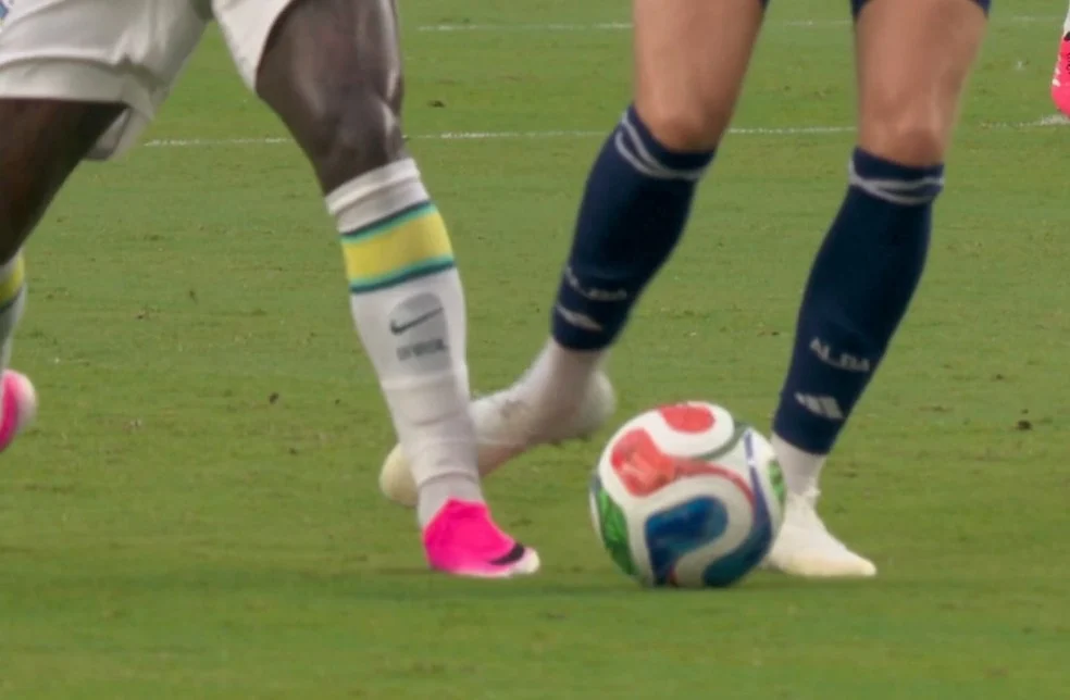 Gol anulado de Vini Jr durante partida contra a Escócia — Reprodução / TV Globo