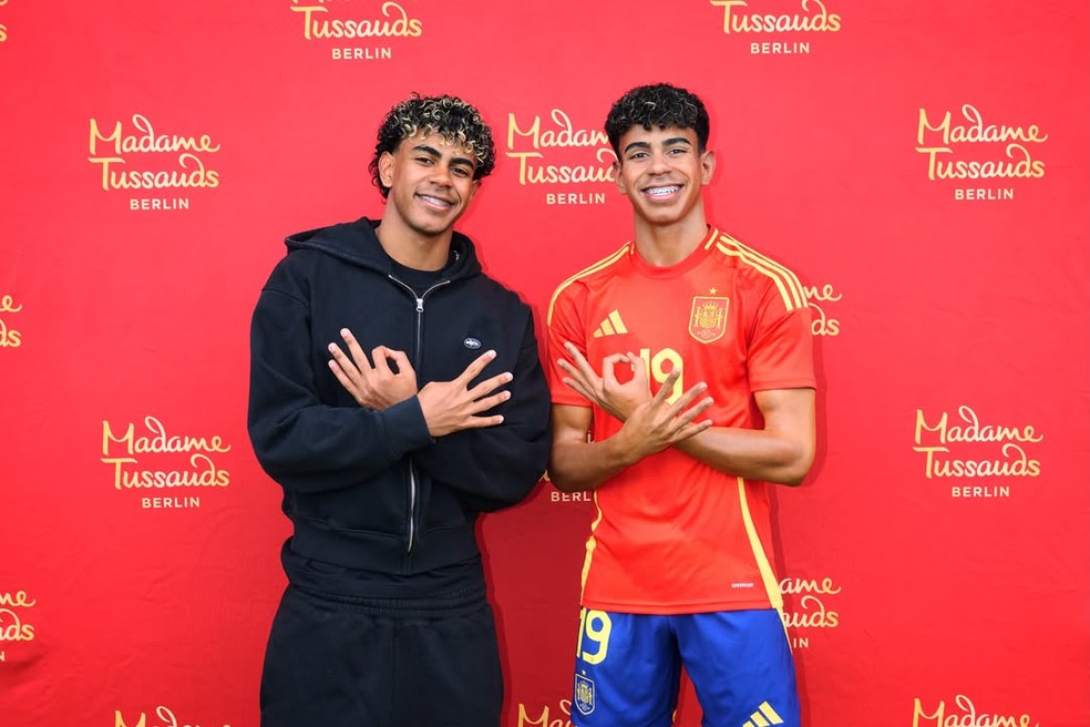 Lamine Yamal com estátua de cera no Madame Tussauds