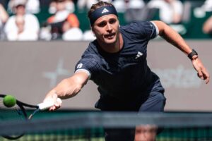 Alexander Zverev na primeira partida na grama em Halle