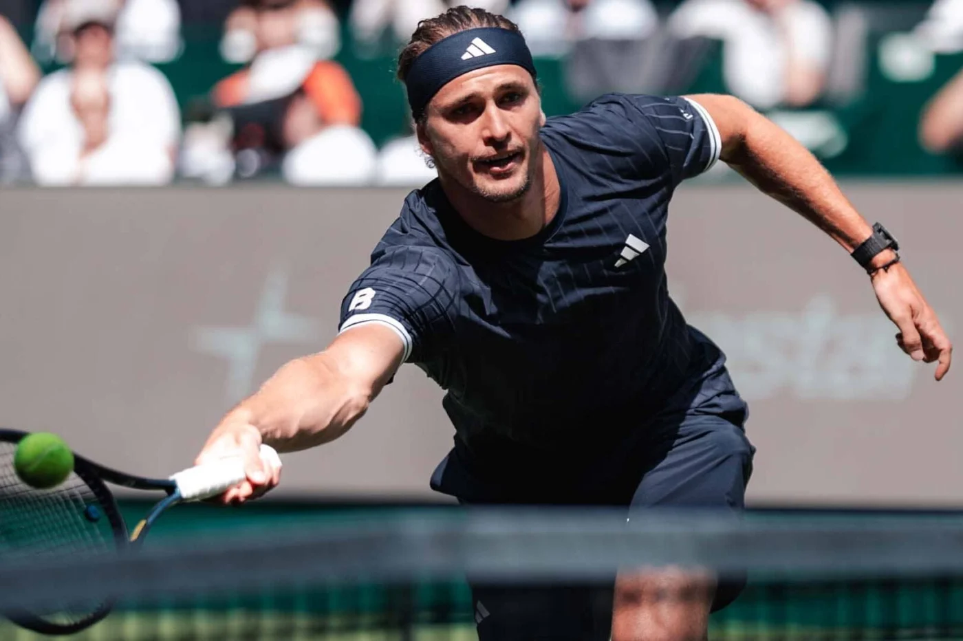 Alexander Zverev na primeira partida na grama em Halle