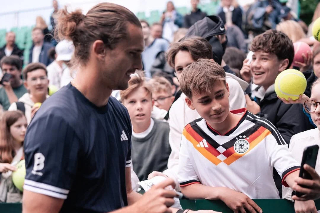 Zverev injeções nas costas em quadra